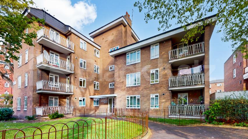 Newly refurbished three double bed flat in the heart of St Johns Wood St Johns Wood Road, St Johns Wood